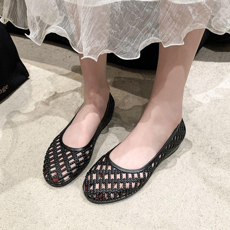 Lässige Sandalen mit weicher Sohle, Damen-Flachsohlenschuhe, modische Lochschuhe, vielseitige Zehentrenner, Badeschuhe, Sommer 2025 neu