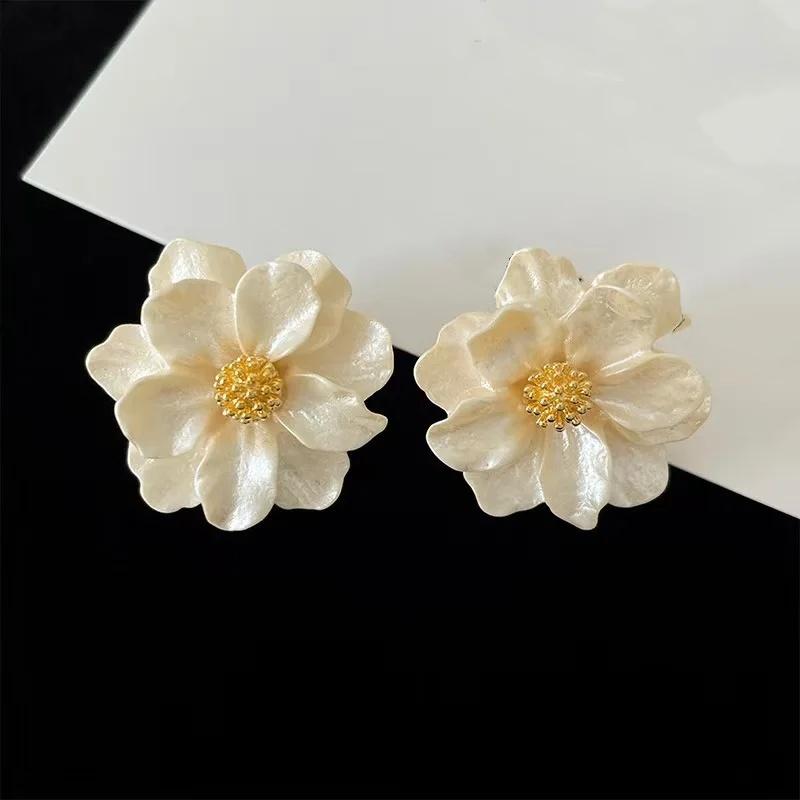 Romantic Sweet White Flower Stud Earrings for Women Vintage Temperament Red Camellia Flower Earring Party Wedding Jewelry Gift