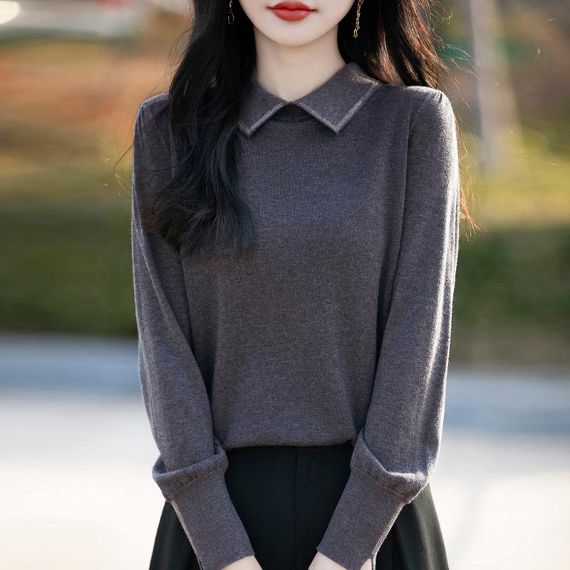 

Базовый свитер из мериносовой шерсти большого размера, приталенного силуэта, с отложным воротником и деталями из стразов на рукавах M серый