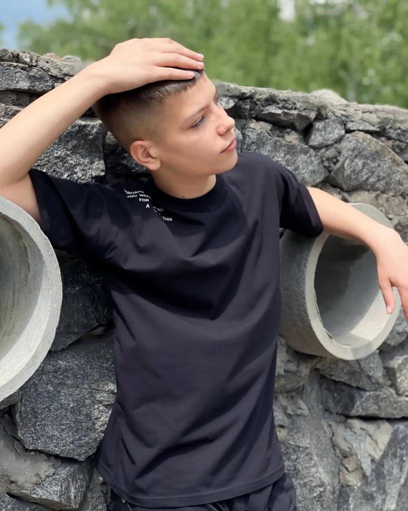 Chłopięcy T-shirt Teen – Miękka mieszanka bawełny i lycry, Stylowy haft na ramieniu, Wygodny krój, Lato, 6414-036-22-1 HC