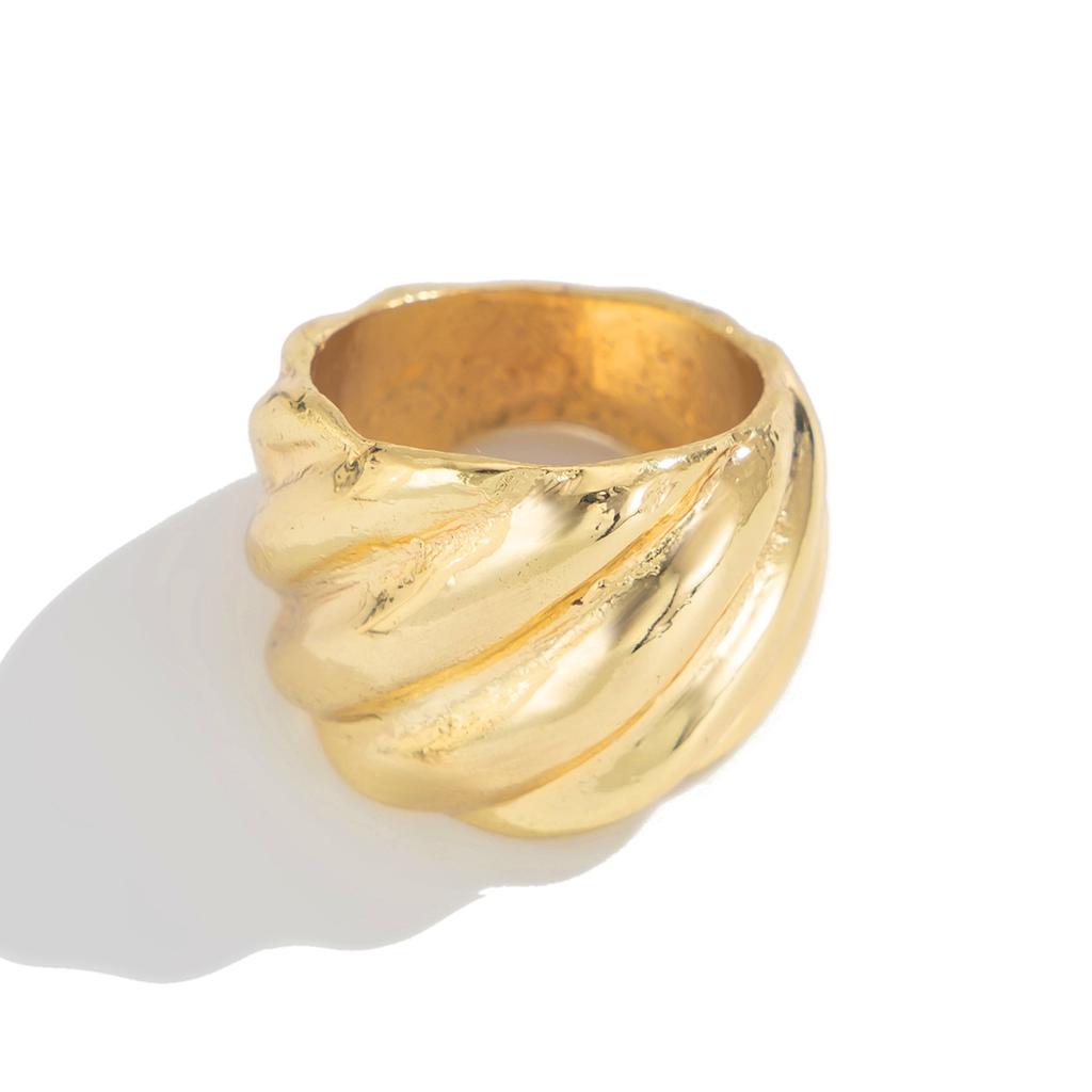Bague Carrée Métallique Creuse Géométrique Haut de Gamme Luxe Léger pour Femme, Bague Fleur de Vent Tempérament pour Femme