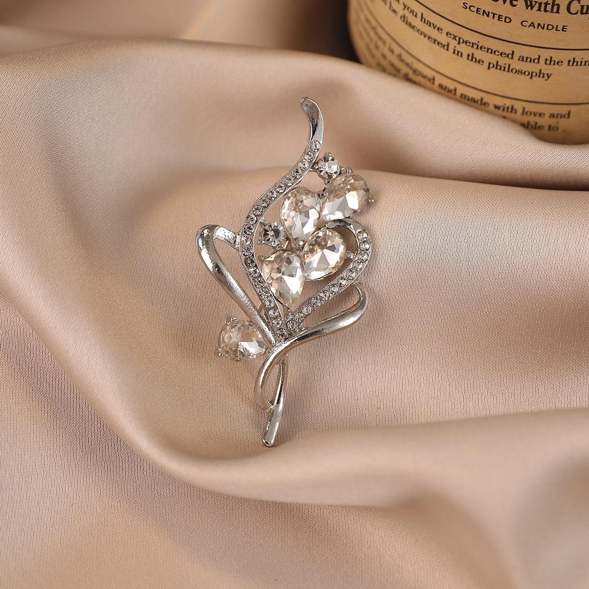 

Простая брошь с цветочным мотивом, с женственным шармом, в деликатном стиле «аромат», нишевого дизайна и с чувством изысканности. Это герметичная брошь.