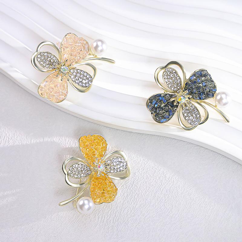 

Retro light luxury zircon flash diamond flower brooch women s high-end niche jacket suit corsage accessories anti-light pin