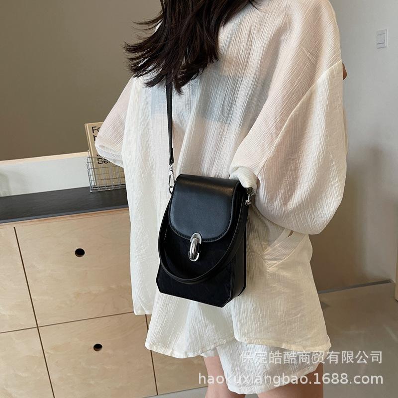 Premium sense portable small bag women 2025 new summer versatile mobile phone bag small square bag retro fashion messenger bag