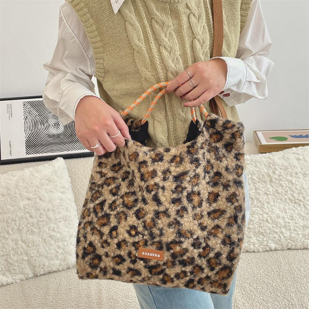

Women Plush Leopard Shoulder Bag Trendy Carrying Bag Large Capacity Stylish Slouchy Crossbody Bag Outdoor Travel Bag CLE 30x11x30cm