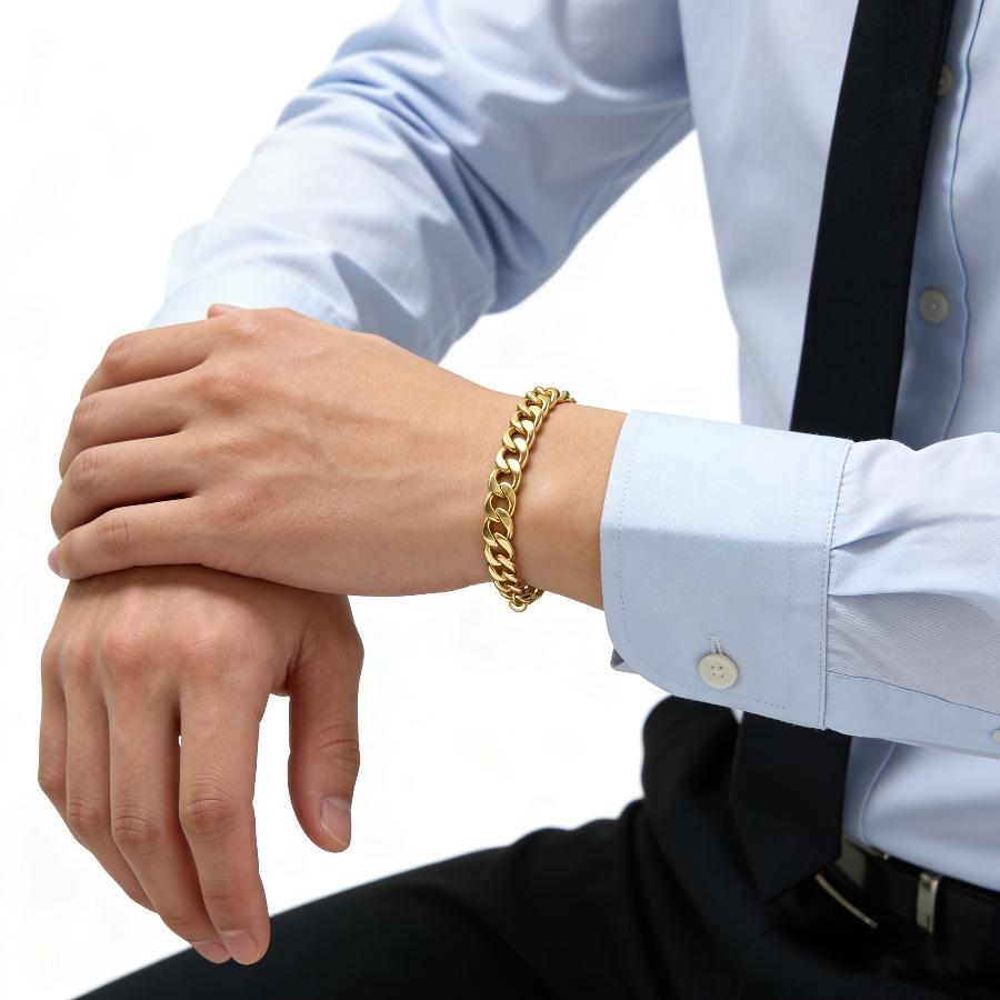 A Single Piece of Trendy Hip-Hop Style Beveled Cuban Golden Bracelet for Men, Serving As a Stylish And Cool Accessory.