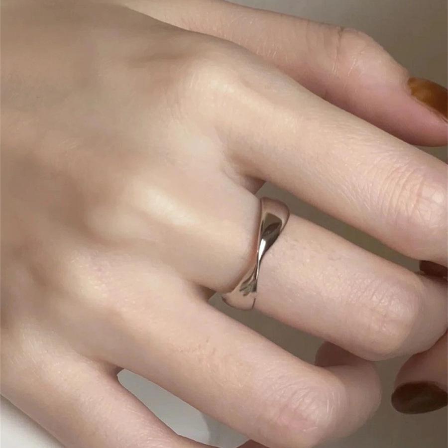 Women's High-End Light Luxury Sterling Silver Ring - Non-Fading, Versatile Index Finger Accessory