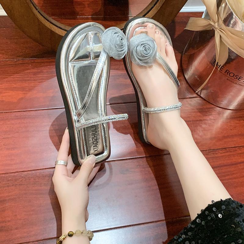 Beautiful flat-bottomed set of toe-cool slippers for women's summer wear 2025 new models with skirts, fairy rhinestones, flip-flops, sandals.