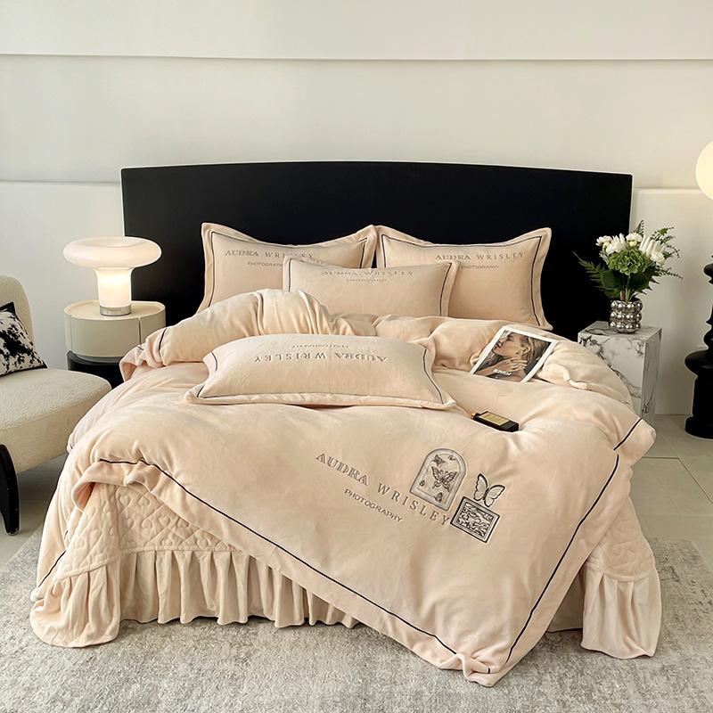 

Утолщенный Молочный Флис Покрывало Вышитое Ручной Работы Цветок Теплый Комплект из Четырех Предметов - Каждый для Кровати 1,5 м 2.0m Cover 4pc