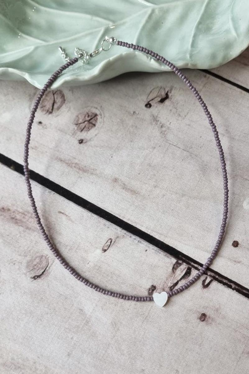 

Намисто-чокер ручної роботи з темно-фіолетового бісеру та натуральним кулоном у формі серця з мушлі one size лаванда фіолетовий колір