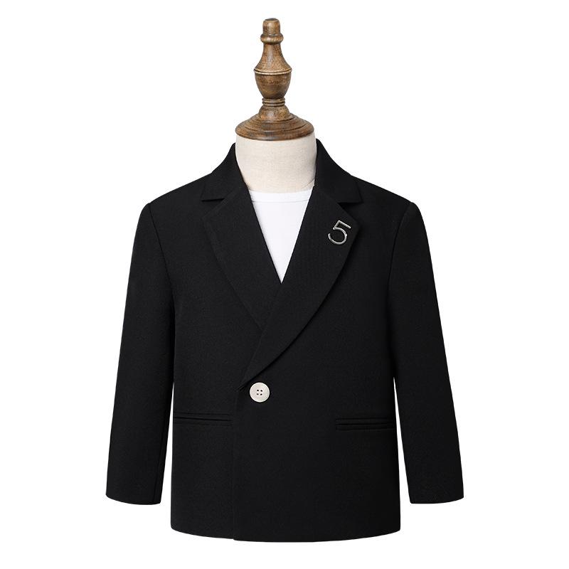 Chlapecký pohledný formální narozeninový oblek a sako v britském stylu pro fotografování a pro družbu