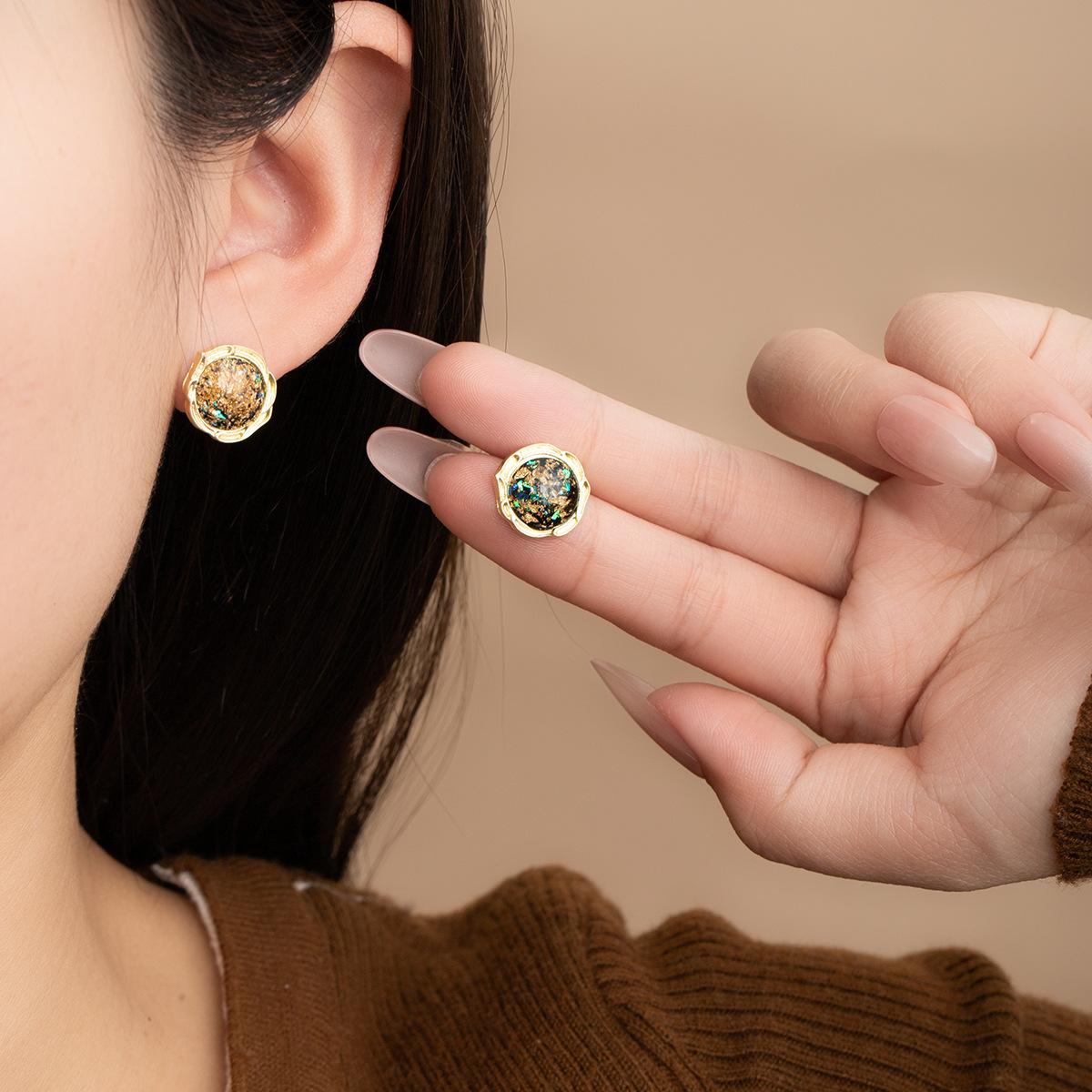 

French Retro Light Luxury Stud Earrings, Black Starry Gold Edge Simple Earrings, Women S High-End Earrings.