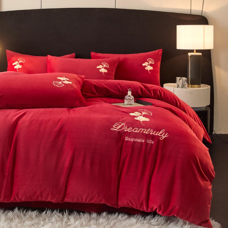 Plush Coral Fleece Winter Bedding Set: Thickened Velvet Duvet Cover, Flannel Bed Sheet, and Pillowcases