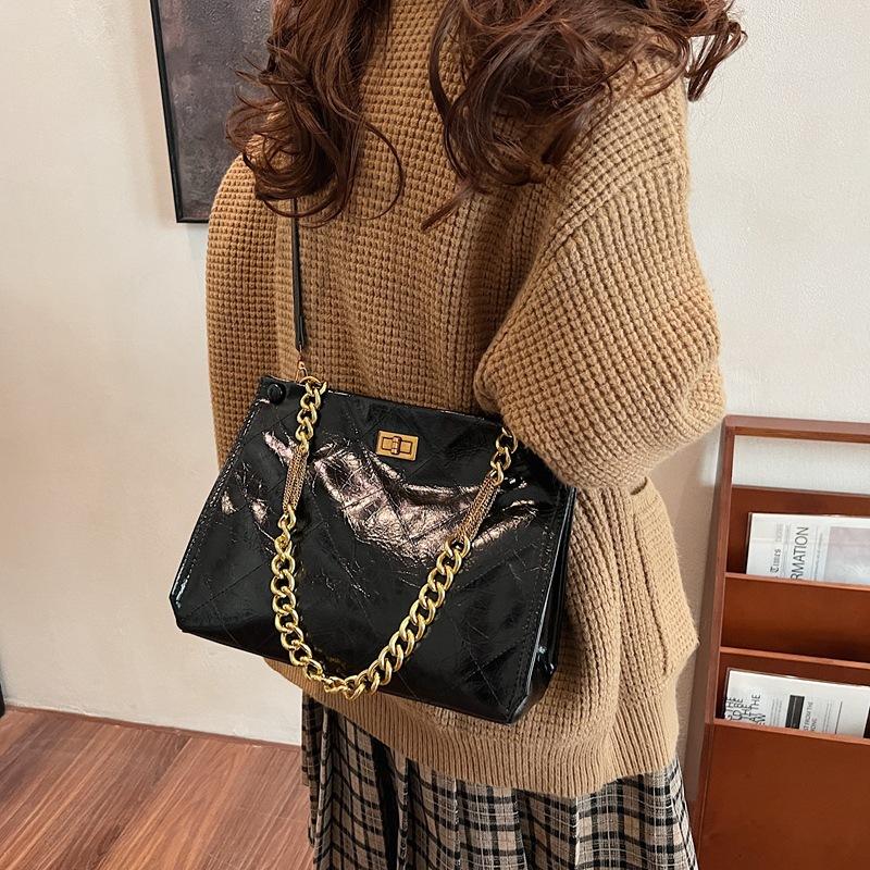 

2025 осень и зима новый модный тренд ретро кожа с масляной восковой пропиткой сумка-тоут на цепочке большой вместимости премиум 29*10*22 чёрный