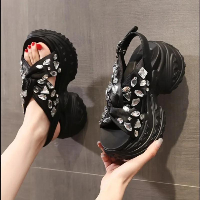 Módní 8cm Syntetická látka Mikrovlákno Ženy Platforma Sandály na klínu Letní Bling Ležérní obuv Peep Toe Boty Drahokamy Pantofle duté