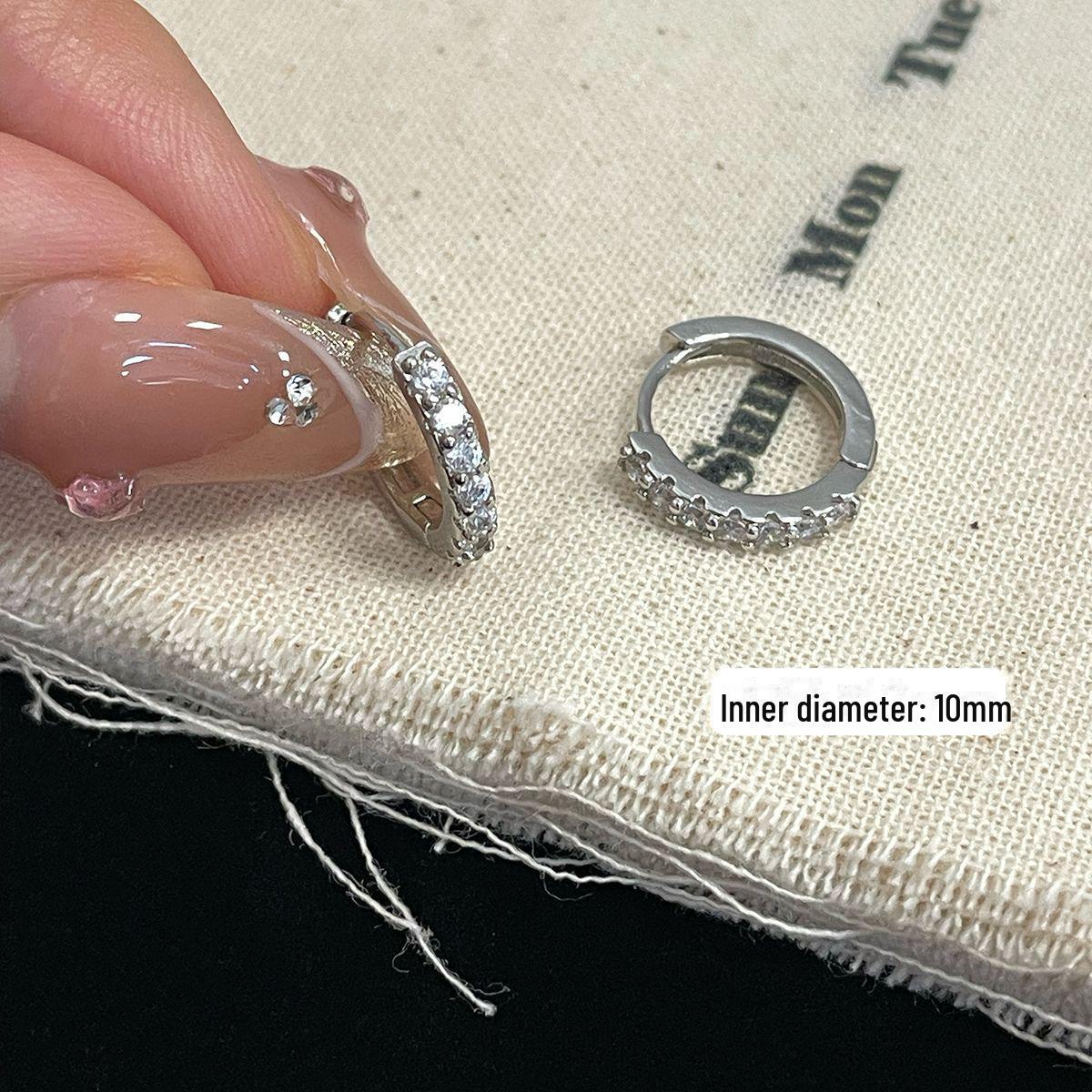 

Элегантные серьги с микроинкрустацией цирконием: Уникальный, универсальный дизайн для женщин