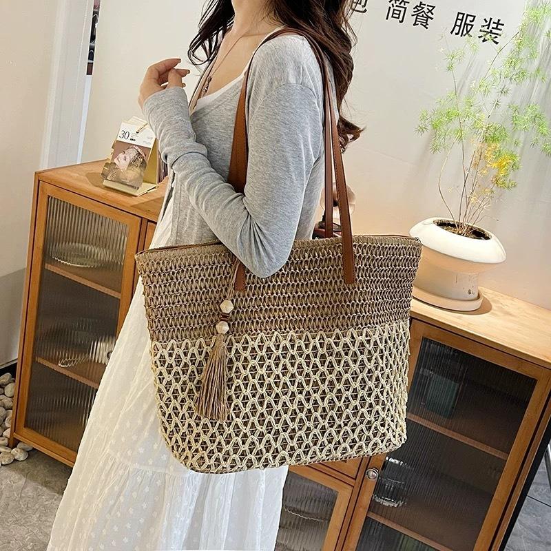 New Beach Straw Bag Seaside Contrasting Color Hollow Woven Bag Fashionable Large Capacity Shoulder Tote Women's Bag