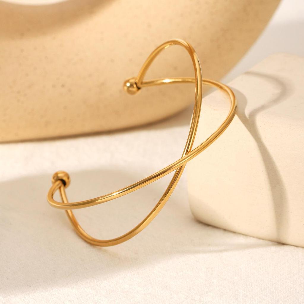 Bracelet Croix en Acier Titane Plaqué Or 18K Européen-Américain: Luxueux, Durable, Résistant à la décoloration