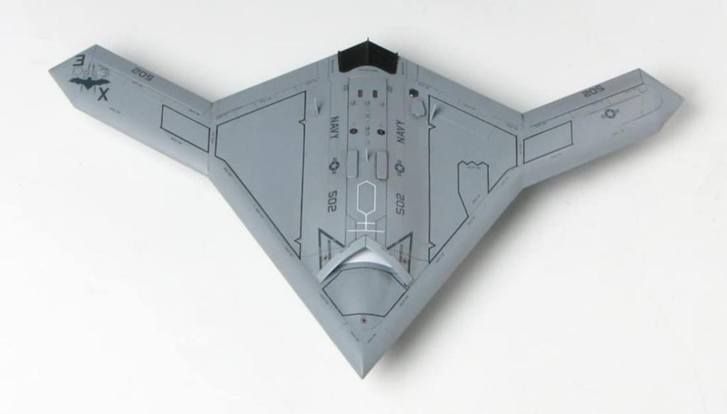 PLATZ US Navy Unmanned Bomber Plastic Model 1/72 X-47B w/GBU-27