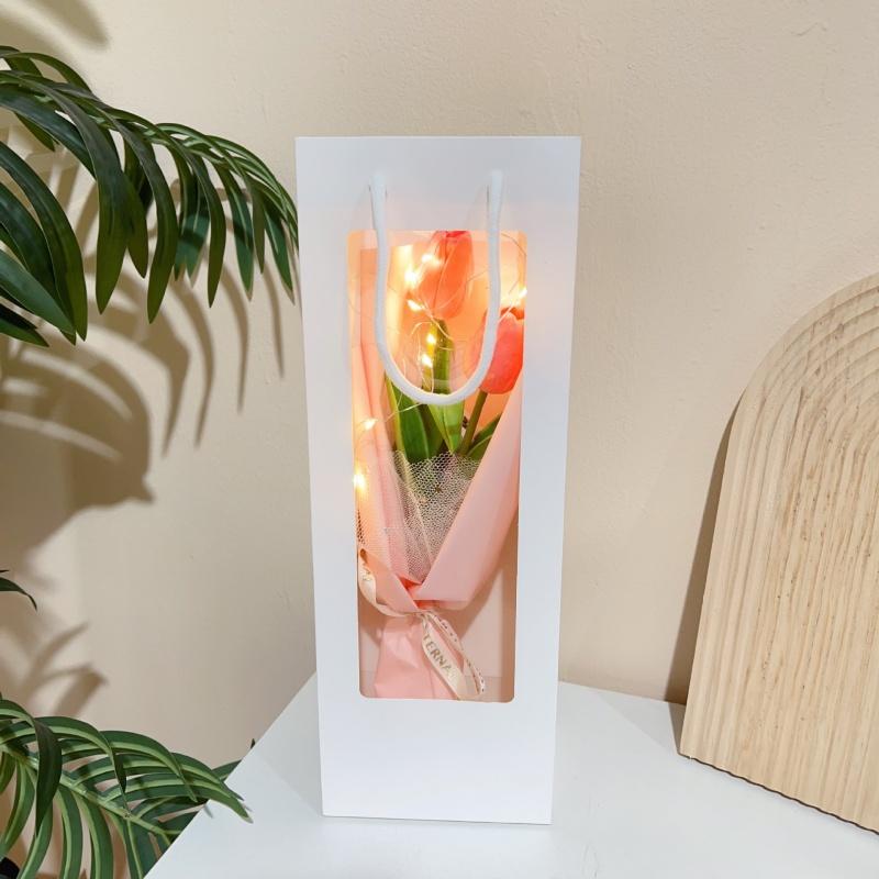 Kreativní ručně držená kytice tulipánů Háčkované květiny Puff se světelnými řetězy Ručně vyráběný dárek ke Dni učitelů, Valentýnu