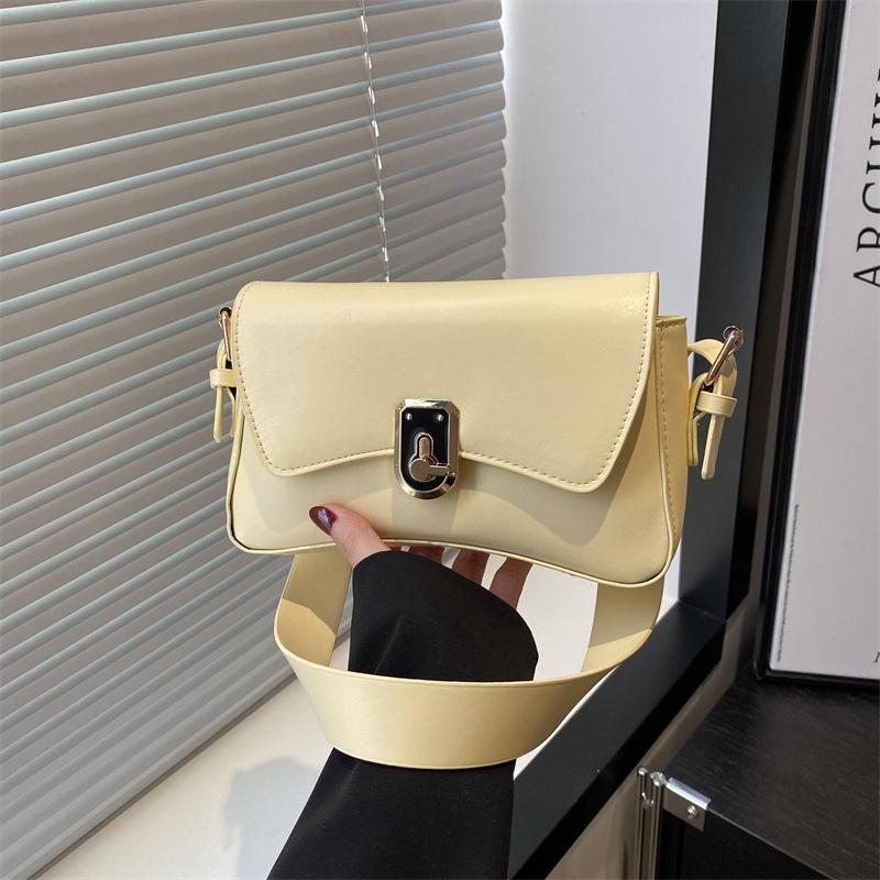 

Текстурированная летняя новая нишевая дизайнерская красивая сумка через плечо подмышку простая однотонная популярная сумочка жёлтый