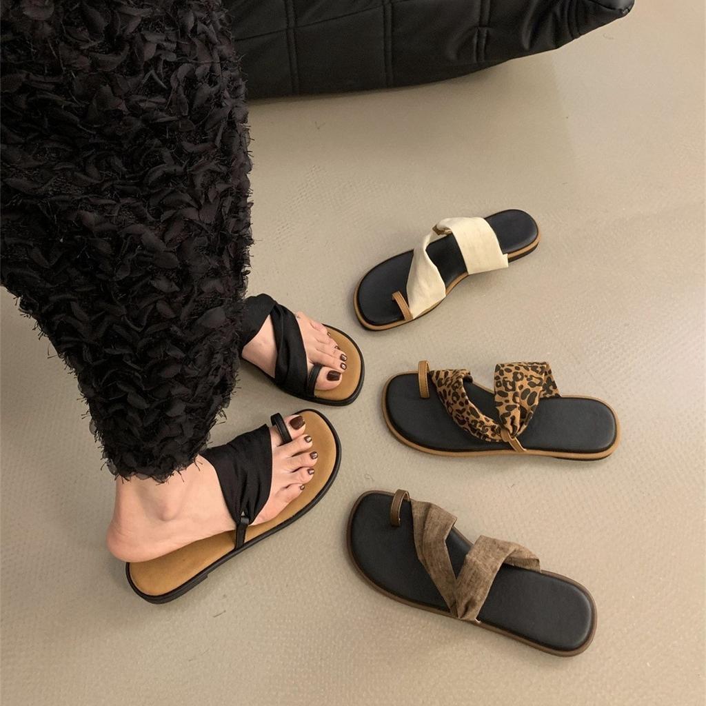 Trendy brand niche leopard print toe slippers women's summer wear fashion design sense flat bottom open toe beach vacation cool slippers