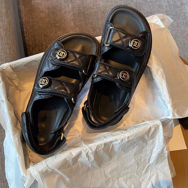Nuovi sandali donna estivi fondo piatto 2025 nuovo stile Xiaoxiangfeng velcro pelle versatile rombo pelle morbida fondo spesso