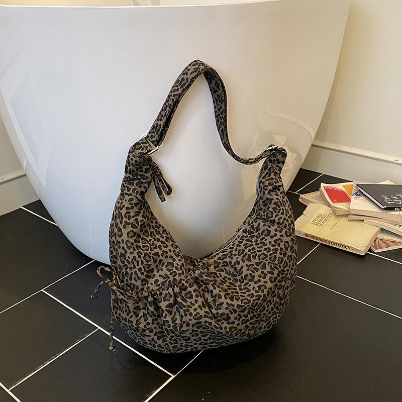 Winter new casual lazy leopard print tote bag women's student class versatile commuter messenger bag