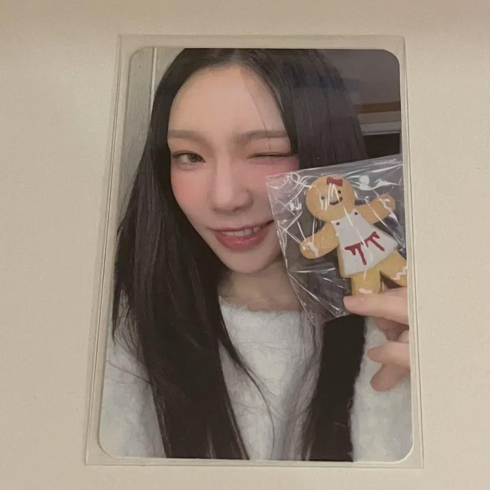 

Taeyeon Pink Christmas Photocard 0.6