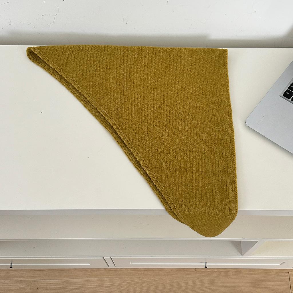 A Wool-Blend Flat Woven Triangular Scarf For Women Suitable For All Seasons For Decoration Pography And Travel Paired With A Small Headscarf