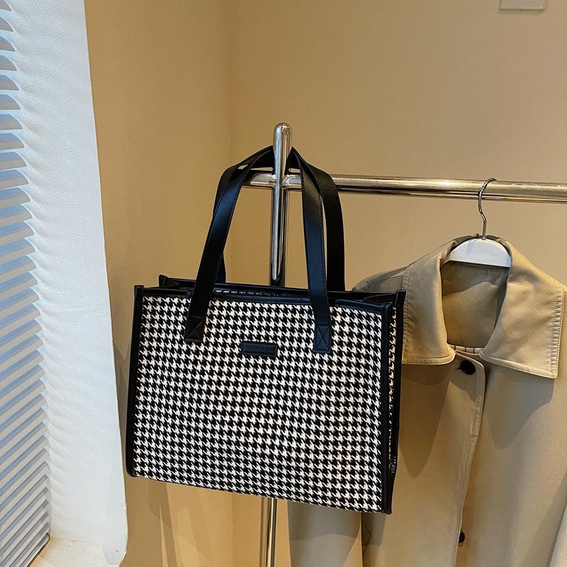 

Холщовая сумка женская большой вместимости 2025 новая осенняя универсальная на плечо тканевая сумка для отдыха для работы сумка-тоут 37*13*28 чёрный