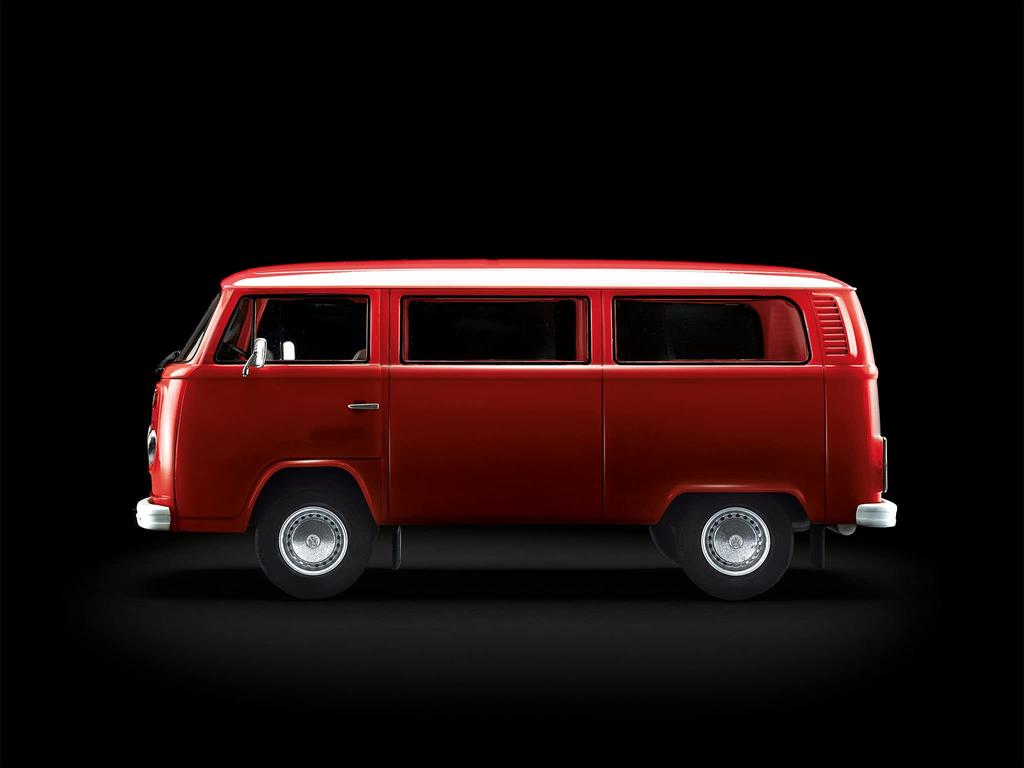 German Revell scale Revell Technic Series Volkswagen T2 with Light Sound Plastic Model 00459 1/24 &