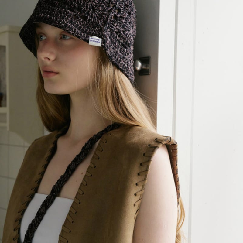 

DANCING GRANDMA FLAP BUCKET : BLACK BLACK