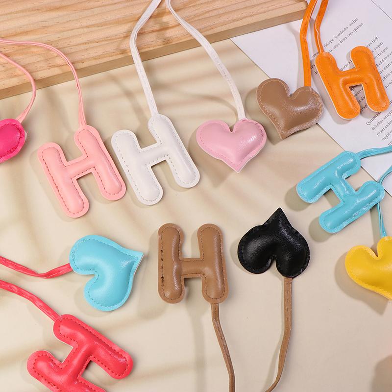 Leather Keychain Heart Letter Charm Pendant Keyring Fashion Simple All-Matching Bag Decoration Jewelry Accessories