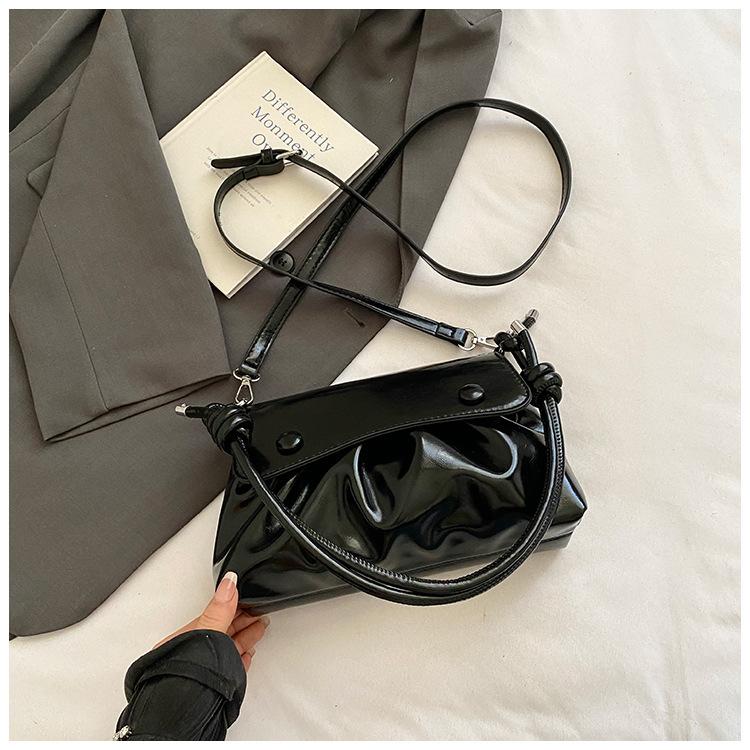 Japanese classic pleated bag women's 2025 summer new messenger bag casual shoulder bag commuter versatile messenger bag