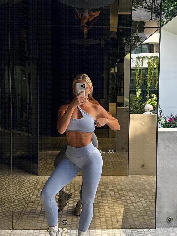 Dfyne Impact Sports Bra: No-label Design with Chest Pads, Showcasing Chest and Back. Perfect for Yoga! Model 1615.