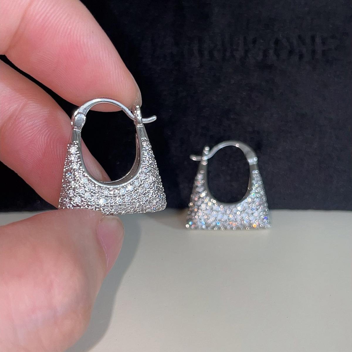 

Модные нишевые уникальные серьги-сэтчел, женские легкие, роскошные, высококачественные, полностью циркониевые серьги, простые, супер яркие, новые A pair of copper