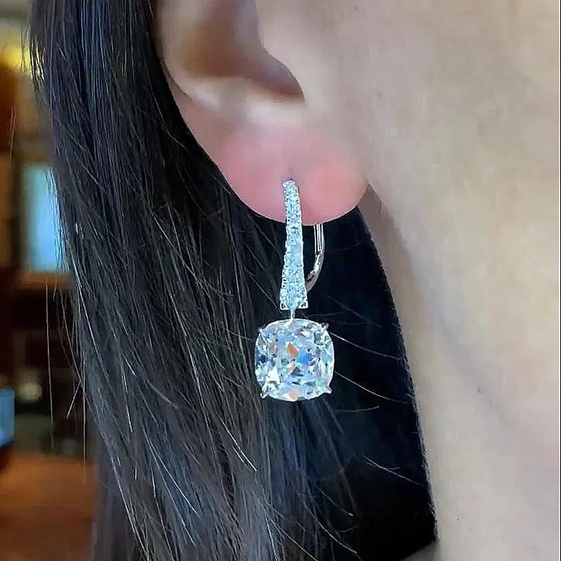 Cao Shi's Elegant High-End Light Luxury Earrings: Exquisite, Fashionable, Versatile, and Simple for Women.