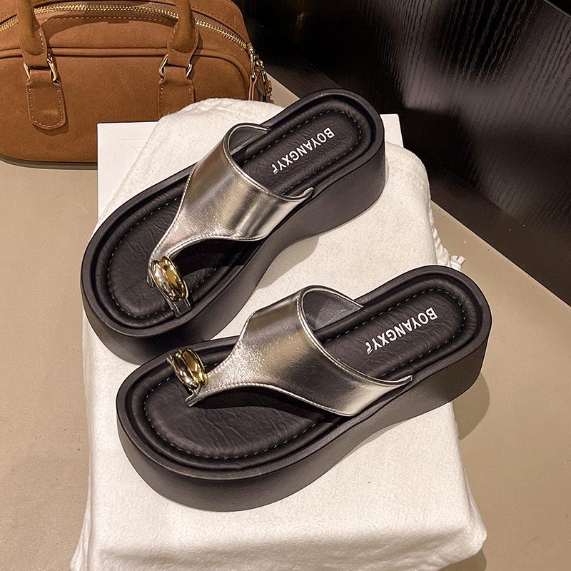 

2025 лето новые пляжные шлепанцы на плоской подошве с закрытым носком маленькие прохладные тапочки носить модные повседневные универсальные шлепанцы женская обувь 40 серебряный