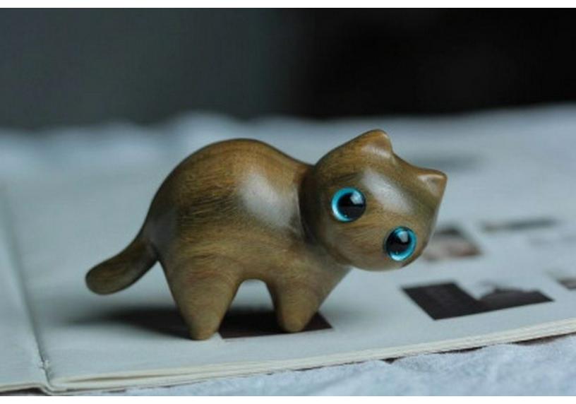 Adorable Green and Black Sandalwood Cat Ornament - Cute, Curious Desktop Miniature, Perfect Creative Gift for Kids.