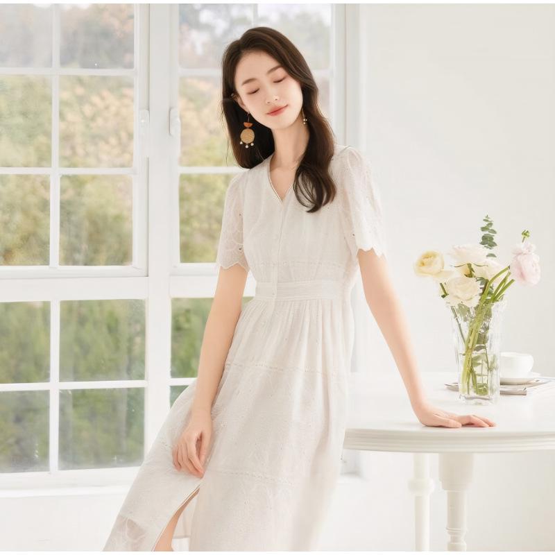 Dámské letní šaty střední délky s výstřihem do V a dutou výšivkou 2025: Literární styl, Zeštíhlující pas, Malé bílé šaty.