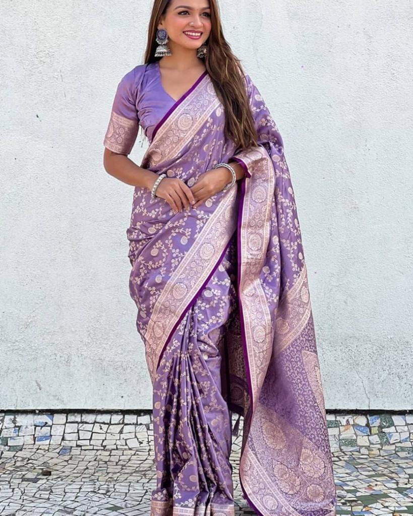 Beautiful rich pallu and jacquard work perfectly on the saree.