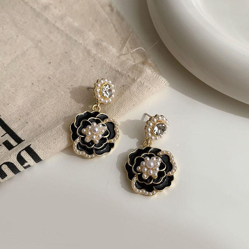 Korean Retro Black & White Checkerboard Stud Earrings: Unique & Simple Style