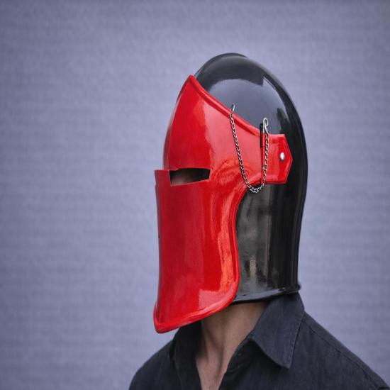 Elmo Barbuta Medievale Fatto a Mano Finitura Nero Rossa Armatura da Cavaliere LARP Cosplay SCA Elmo in Acciaio Indossabile