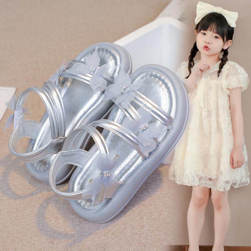 

Пляжная обувь для девочек, милые кружевные сандалии с бабочками, детские сандалии, однотонные, универсальные, лето 2025, студенческие, обувь принцессы, мягкая подошва, модные 26 серебряный