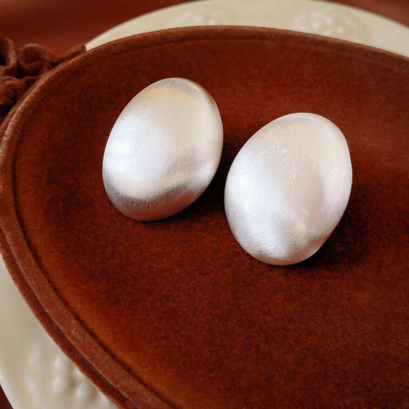 Vintage Pearl Round Earrings: Retro, Versatile High-End Studs with Fashionable Design and Elegant Temperament.