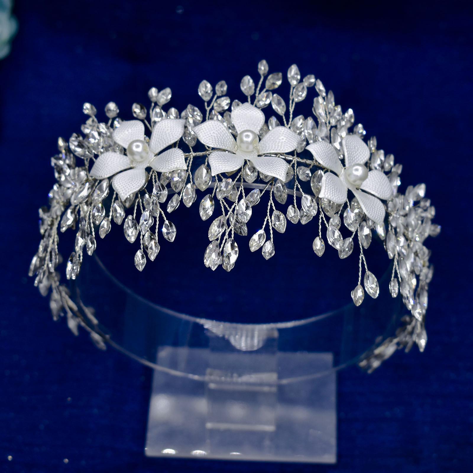 

Свадебная повязка на голову с жемчугом и стразами: Аксессуар-вуаль из сплава ручной работы с цветком A509. серебряный