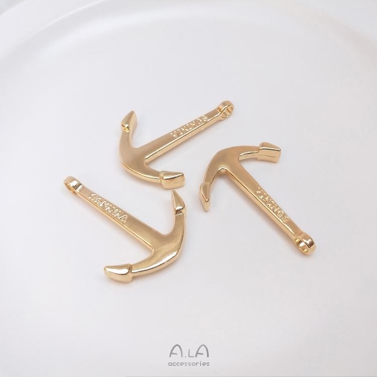 

Браслет-подвеска в виде якоря с покрытием из 14-каратного золота с кожаным шнурком и застежкой для браслетов из бусин своими руками.