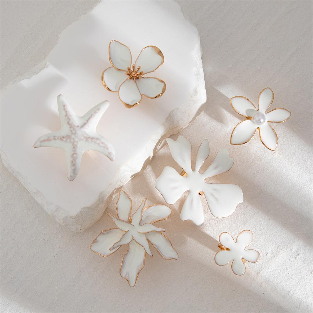 Elegant Big White Flower Ring Adjustable Open Finger Ring for Women Exaggerated Jewelry for Weddings and Birthdays