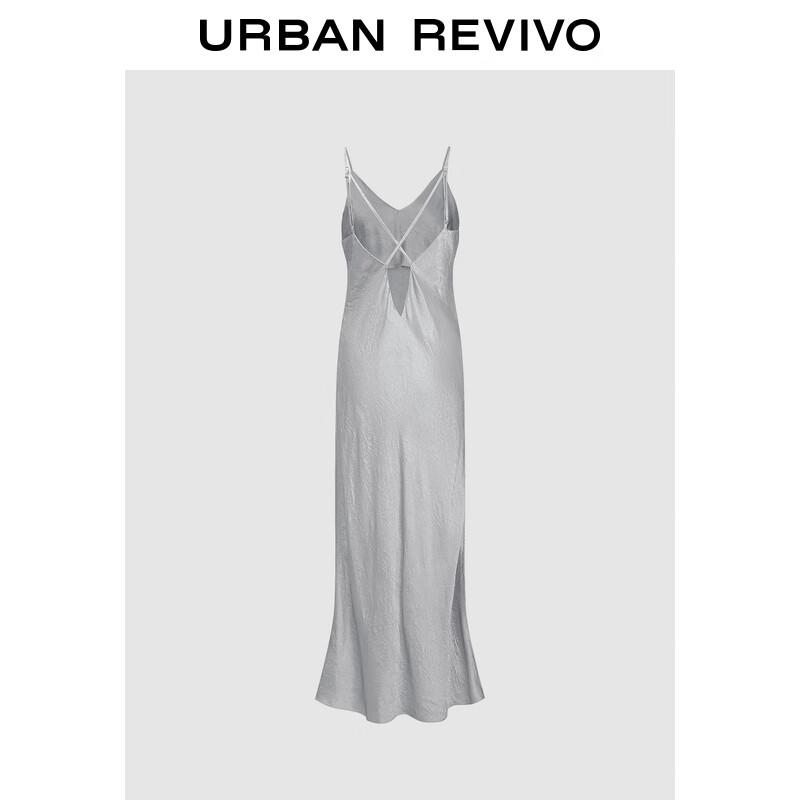 

UR 2025 Весеннее платье-слинг с микроплиссировкой и разрезом XL